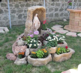 <a href="/prodotti/articoli-sacri-nicchie-madonne/grotta-per-madonna/">Grotta per Madonna</a> e composizione di <a href="/categoria-prodotto/vasi-fioriere/">vasi rocciosi</a>, col. misti, esposti alla manifestazione Rocca in fiore, località: Monselice (Padova) Grotta per Madonna e composizione di vasi rocciosi, col. misti, esposti alla manifestazione Rocca in fiore, località: Monselice (Padova)