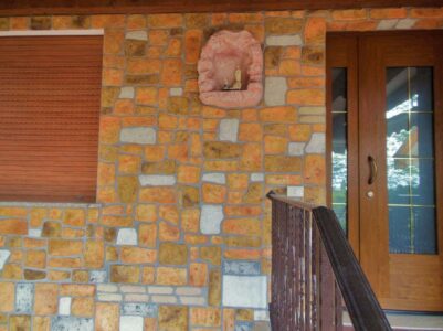 nicchia a muro (fuori produzione) col. rosa antico con <a href="/prodotti/pietre-per-rivestimento-e-battiscopa/pietre-murali-toscana/">pietre murali Toscana</a> colorazioni miste, provincia di Treviso nicchia a muro (fuori produzione) col. rosa antico con pietre murali Toscana colorazioni miste, provincia di Treviso