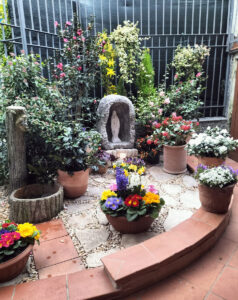 <a href="/prodotti/articoli-sacri-nicchie-madonne/grotta-per-madonna/">grotta in finta roccia</a> e <a href="/prodotti/articoli-sacri-nicchie-madonne/madonna-di-lourdes-in-marmoresina/">Madonna di Lourdes</a>, col. antichizzato, località: Pontirolo Nuovo (Bergamo) grotta in finta roccia e Madonna di Lourdes, col. antichizzato, località: Pontirolo Nuovo (Bergamo)