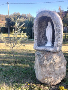 <a href="/prodotti/articoli-sacri-nicchie-madonne/grotta-per-madonna/">grotta in finta roccia</a> e <a href="/prodotti/articoli-sacri-nicchie-madonne/madonna-di-lourdes-in-marmoresina/">Madonna di Lourdes</a>, col. antichizzato, località: Lozzo Atestino (Padova) grotta per Madonna in finta roccia e statua Madonna di Lourdes h40, col. antichizzato, località: Lozzo Atestino (Padova)