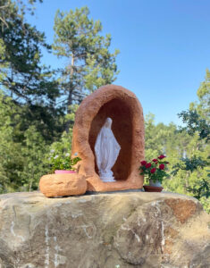 <a href="/prodotti/articoli-sacri-nicchie-madonne/grotta-per-madonna-con-vasetto/">grotta per Madonna, in finta roccia con vasetto</a> e <a href="/prodotti/articoli-sacri-nicchie-madonne/madonna-immacolata-in-marmoresina/">statua della Madonna Immacolata</a>, col. mattone, località: Langhirano (Parma) grotta per Madonna in finta roccia con vasetto e statua Madonna Immacolata h50, col. mattone, località: Langhirano (Parma)