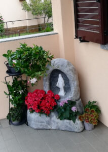 <a href="/prodotti/articoli-sacri-nicchie-madonne/grotta-per-madonna/">grotta in finta roccia</a> e <a href="/prodotti/vasi-fioriere/vaso-roccioso-3-spazi/">vaso roccioso 3 spazi</a>, col. antichizzato grotta per Madonna in finta roccia e vaso 3 spazi, col. antichizzato