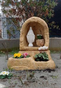<a href="/prodotti/articoli-sacri-nicchie-madonne/grotta-per-madonna/">grotta in finta roccia</a> e <a href="/prodotti/vasi-fioriere/vaso-roccioso-3-spazi/">vaso roccioso 3 spazi</a>, col. old stone, località: Adria (Rovigo) grotta per Madonna in finta roccia e vaso 3 spazi, col. old stone, località: Adria (Rovigo)