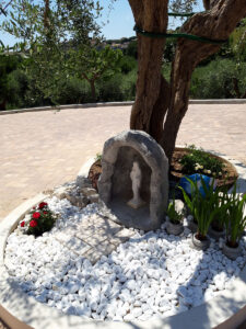 <a href="/prodotti/articoli-sacri-nicchie-madonne/grotta-per-madonna/">grotta in finta roccia</a>, col. antichizzato e <a href="/prodotti/articoli-sacri-nicchie-madonne/madonna-di-medjugorje-in-marmoresina/">statua della Madonna di Medjugorje</a>, località: Civitanova Marche (Macerata) grotta per Madonna in finta roccia e statua Madonna di Medjugorje, col. antichizzato, località: Civitanova Marche (Macerata)