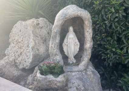 <a href="/prodotti/articoli-sacri-nicchie-madonne/grotta-per-madonna-con-vasetto/">grotta per Madonna, in finta roccia con vasetto</a>, col. antichizzato, località: Campobello di Licata (Agrigento) grotta per Madonna in finta roccia con vasetto, col. antichizzato, località: Campobello di Licata (Agrigento)