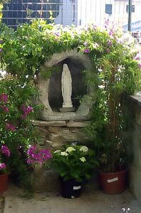 <a href="/prodotti/articoli-sacri-nicchie-madonne/grotta-per-madonna/">grotta in finta roccia</a> per statue di altezza 40 cm circa col. antichizzato, cod. 14N40AT, località: Firenze grotta in finta roccia per statue di altezza 40 cm circa col. antichizzato, cod. 14N40AT, località: Firenze