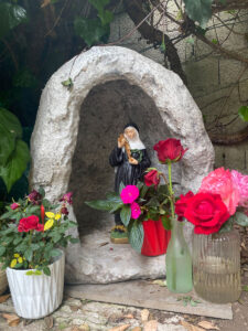 <a href="/prodotti/articoli-sacri-nicchie-madonne/grotta-per-madonna/">grotta in finta roccia</a>, col. antichizzato, località: Lavena Ponte Tresa (Varese) grotta per statua in finta roccia, col. antichizzato, località: Lavena Ponte Tresa (Varese)