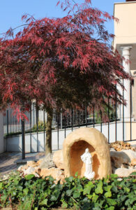 <a href="/prodotti/articoli-sacri-nicchie-madonne/grotta-per-madonna/">grotta in finta roccia</a>, col. pietre del borgo, località: Vanzago (Milano) grotta per Madonna in finta roccia, col. pietre del borgo, località: Vanzago (Milano)