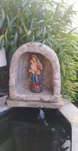 <a href="/prodotti/articoli-sacri-nicchie-madonne/grotta-per-madonna/">grotta in finta roccia</a>, col. antichizzato, località: Casnate con Bernate (Como) grotta in finta roccia, col. antichizzato, località: Casnate con Bernate (Como)