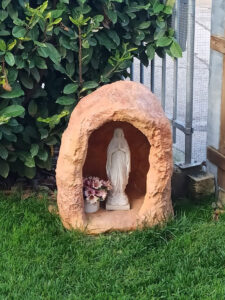 <a href="/prodotti/articoli-sacri-nicchie-madonne/madonna-di-lourdes-in-marmoresina/">Madonna di Lourdes</a> altezza 42 cm, con <a href="/prodotti/articoli-sacri-nicchie-madonne/grotta-per-madonna/">grotta</a> col. mattone, località: San Vito di Legnago (Verona) Madonna di Lourdes altezza 42 cm, con grotta col. mattone, località: San Vito di Legnago (Verona)