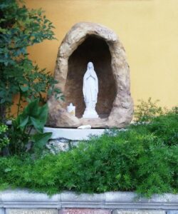 <a href="/prodotti/articoli-sacri-nicchie-madonne/madonna-di-lourdes-in-marmoresina/">Madonna di Lourdes</a> altezza 42 cm, con <a href="/prodotti/articoli-sacri-nicchie-madonne/grotta-per-madonna/">grotta</a> col. old stone, località: Scafa (Pescara) Madonna di Lourdes altezza 42 cm, con grotta col. old stone, località: Scafa (Pescara)