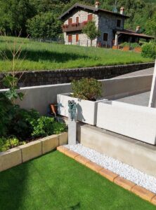 <a href="/prodotti/cordoli-bordure-piastre/bordo-dritto-25/">bordo dritto 25</a> col. mattone e <a href="/prodotti/vasi-fioriere/fioriera-rettangolare-100x35/">fioriera rettangolare 100x35</a> col. avorio località: Nave (Brescia) bordo dritto 25 col. mattone e fioriera 100x35 col. avorio località: Nave (Brescia)