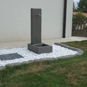 <a href="/prodotti/fontane-da-giardino/fontana-manhattan/">fontana manhattan</a> e <a href="/prodotti/cordoli-bordure-piastre/bordura-per-aiuole/">bordura per aiuole</a> col. grafite, località: Giacciano con Baruchella (Rovigo) fontana Manhattan e bordura per aiuole col. grafite, località: Giacciano con Baruchella (Rovigo)