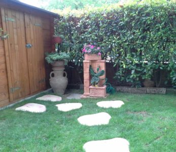 <a href="/prodotti/cordoli-bordure-piastre/piastre-pedonali/">piastre per vialetti</a> col. pietre del borgo e fontana <a href="/prodotti/fontane-da-giardino/fonte-antica/">fonte antica</a> col. mattone, provincia di Bologna piastre per vialetti col. pietre del borgo e fontana fonte antica col. mattone, provincia di Bologna