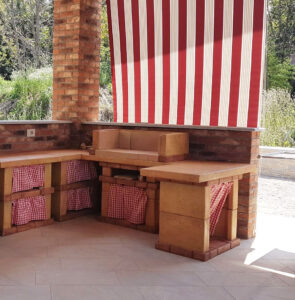 <a href="/prodotti/cucine-per-esterno-e-barbecue/barbecue-emilia-60/">Barbecue Emilia 60</a> personalizzato col. pietre del borgo, 40BEM60P, località: Caraglio (Cuneo) barbecue Emilia 60 personalizzato col. pietre del borgo, 40BEM60P, località: Caraglio (Cuneo)