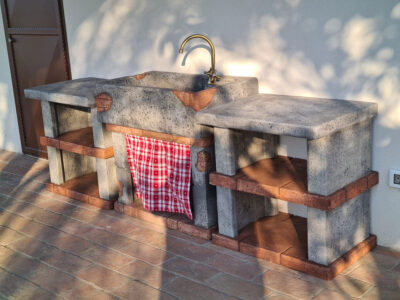 <a href="/prodotti/cucine-per-esterno-e-barbecue/piano-emilia/">Piano Emilia</a> su misura e <a href="/prodotti/fontane-a-muro-e-lavelli/lavello-da-giardino-iseo/">lavello Iseo</a> col. antichizzato, località: Santa Croce sull'Arno (Pisa) piano Emilia su misura e lavello Iseo col. antichizzato, località: Santa Croce sull'Arno (Pisa)