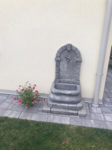 <a href="/prodotti/fontane-a-muro-e-lavelli/fontana-aurelia/">fontana a muro Aurelia</a> col. antichizzato, cod. 03FAAT, località: Bagnoli di Sopra (Padova) fontana a muro Aurelia col. antichizzato, cod. 03FAAT, località: Bagnoli di Sopra (Padova)