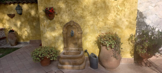 <a href="/prodotti/fontane-a-muro-e-lavelli/fontana-aurelia/">fontana a muro Aurelia</a> col. old stone, cod. 03FAOS, località: Labico (Roma) fontana a muro Aurelia col. old stone, cod. 03FAOS, località: Labico (Roma)