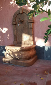 <a href="/prodotti/fontane-a-muro-e-lavelli/fontana-aurelia/">fontana a muro Aurelia</a> col. old stone, cod. 03FAOS, località: Uras (Oristano) fontana a muro Aurelia col. old stone, cod. 03FAOS, località: Uras (Oristano)