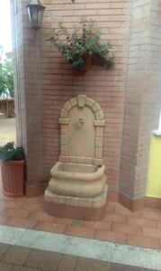 <a href="/prodotti/fontane-a-muro-e-lavelli/fontana-aurelia/">fontana a muro Aurelia</a> col. pietre del borgo, cod. 03FAP, località: Monte Porzio Catone (Roma) fontana a muro Aurelia col. pietre del borgo, cod. 03FAP, località: Monte Porzio Catone (Roma)