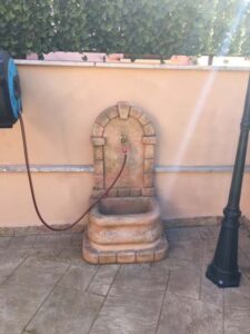 <a href="/prodotti/fontane-a-muro-e-lavelli/fontana-aurelia/">fontana a muro Aurelia</a> col. pietre del borgo, cod. 03FAP, località: Roma fontana a muro Aurelia col. pietre del borgo, cod. 03FAP, località: Roma