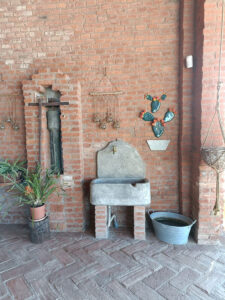 <a href="/prodotti/fontane-a-muro-e-lavelli/fontana-brunico/">fontana a muro Brunico</a> col. antichizzato, cod. 03FBAT, località: Torre dei Picenardi (Cremona) fontana a muro Brunico col. antichizzato, cod. 03FBAT, località: Torre dei Picenardi (Cremona)