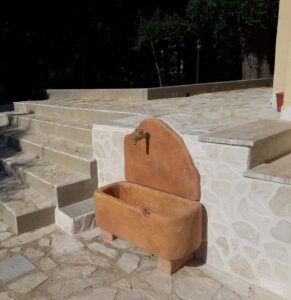 <a href="/prodotti/fontane-a-muro-e-lavelli/fontana-brunico/">fontana a muro Brunico</a> col. mattone, cod. 03FBM, località: Conversano (Bari) fontana a muro Brunico col. mattone, cod. 03FBM, località: Conversano (Bari)