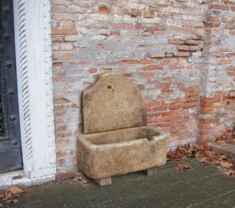 <a href="/prodotti/fontane-a-muro-e-lavelli/fontana-brunico/">fontana a muro Brunico</a> col. old stone, cod. 03FBOS, località: Lendinara (Rovigo) fontana a muro Brunico col. old stone, cod. 03FBOS, località: Lendinara (Rovigo)