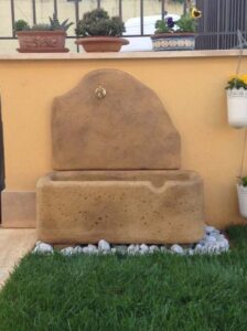 <a href="/prodotti/fontane-a-muro-e-lavelli/fontana-brunico/">fontana a muro Brunico</a> col. old stone, cod. 03FBOS, località: Monte Porzio Catone (Roma) fontana a muro Brunico col. old stone, cod. 03FBOS, località: Monte Porzio Catone (Roma)