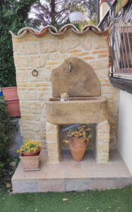 <a href="/prodotti/fontane-a-muro-e-lavelli/fontana-brunico/">fontana a muro Brunico</a> col. old stone, cod. 03FBOS, località: Enna fontana a muro Brunico col. old stone, cod. 03FBOS, località: Enna