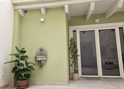 <a href="/prodotti/fontane-a-muro-e-lavelli/fontana-giudecca-con-supporto/">fontana a muro Giudecca con supporto</a> col. antichizzato, cod. 03FMGAT, località: Acquaviva delle Fonti (Bari) fontana a muro Giudecca con supporto col. antichizzato, cod. 03FMGAT, località: Acquaviva delle Fonti (Bari)
