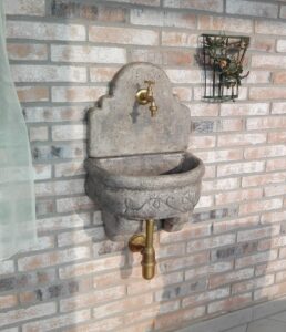 <a href="/prodotti/fontane-a-muro-e-lavelli/fontana-giudecca-con-supporto/">fontana a muro Giudecca con supporto</a> col. antichizzato, cod. 03FMGAT, località: Caselle Torinese fontana a muro Giudecca con supporto col. antichizzato, cod. 03FMGAT, località: Caselle Torinese