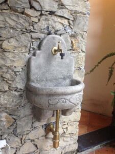 <a href="/prodotti/fontane-a-muro-e-lavelli/fontana-giudecca-con-supporto/">fontana a muro Giudecca con supporto</a> col. antichizzato, cod. 03FMGAT, località: Genova fontana a muro Giudecca con supporto col. antichizzato, cod. 03FMGAT, località: Genova