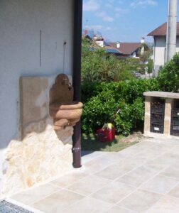<a href="/prodotti/fontane-a-muro-e-lavelli/fontana-giudecca-con-supporto/">fontana a muro Giudecca con supporto</a> col. mattone, cod. 03FMGM, località: Feltre (Belluno) fontana a muro Giudecca con supporto col. mattone, cod. 03FMGM, località: Feltre (Belluno)