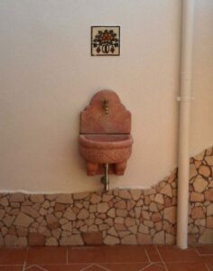 <a href="/prodotti/fontane-a-muro-e-lavelli/fontana-giudecca-con-supporto/">fontana a muro Giudecca con supporto</a> col. mattone, cod. 03FMGM, località: Roma fontana a muro Giudecca con supporto col. mattone, cod. 03FMGM, località: Roma