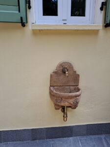 <a href="/prodotti/fontane-a-muro-e-lavelli/fontana-giudecca-con-supporto/">fontana a muro Giudecca con supporto</a> col. old stone, cod. 03FMGOS, località: Baveno (Verbania) fontana a muro Giudecca con supporto col. old stone, cod. 03FMGOS, località: Baveno (Verbania)