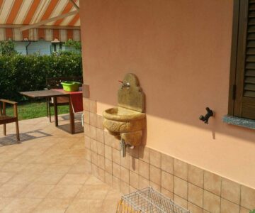 <a href="/prodotti/fontane-a-muro-e-lavelli/fontana-giudecca-con-supporto/">fontana a muro Giudecca con supporto</a> col. old stone, cod. 03FMGOS, località: Chieri (Torino) fontana a muro Giudecca con supporto col. old stone, cod. 03FMGOS, località: Chieri (Torino)