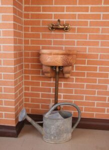 <a href="/prodotti/fontane-a-muro-e-lavelli/fontana-giudecca-con-supporto/">fontana a muro Giudecca con supporto</a>, senza frontale, col. mattone, località: Bologna fontana a muro Giudecca con supporto, senza frontale, col. mattone, località: Bologna