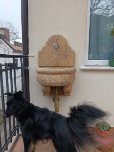 <a href="/prodotti/fontane-a-muro-e-lavelli/fontana-giudecca-con-supporto/">fontana a muro Giudecca con supporto</a> col. old stone, cod. 03FMGOS, località: Piedimonte Matese (Caserta) fontana a muro Giudecca con supporto col. old stone, cod. 03FMGOS, località: Piedimonte Matese (Caserta)