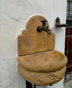 <a href="/prodotti/fontane-a-muro-e-lavelli/fontana-giudecca-senza-supporto/">fontana a muro Giudecca senza supporto</a> col. old stone, cod. 03FMGOSS, località: Sardigliano (Alessandria) fontana a muro Giudecca senza supporto col. old stone, cod. 03FMGOSS, località: Sardigliano (Alessandria)
