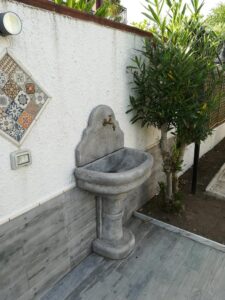<a href="/prodotti/fontane-a-muro-e-lavelli/fontana-venezia-con-supporto/">fontana a muro Venezia con supporto</a> col. antichizzato, cod. 03FMVAT, località: Baia Domizia (Caserta) fontana a muro Venezia con supporto col. antichizzato, cod. 03FMVAT, località: Baia Domizia (Caserta)