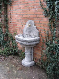 <a href="/prodotti/fontane-a-muro-e-lavelli/fontana-venezia-con-supporto/">fontana a muro Venezia con supporto</a> col. antichizzato, cod. 03FMVAT, località: Lendinara (Rovigo) fontana a muro Venezia con supporto col. antichizzato, cod. 03FMVAT, località: Lendinara (Rovigo)