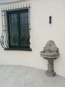 <a href="/prodotti/fontane-a-muro-e-lavelli/fontana-venezia-con-supporto/">fontana a muro Venezia con supporto</a> col. antichizzato, cod. 03FMVAT, località: Milano fontana a muro Venezia con supporto col. antichizzato, cod. 03FMVAT, località: Milano