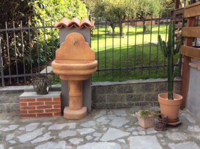 <a href="/prodotti/fontane-a-muro-e-lavelli/fontana-venezia-con-supporto/">fontana a muro Venezia con supporto</a> col. mattone, cod. 03FMVM, località: Gavi (Alessandria) fontana a muro Venezia con supporto col. mattone, cod. 03FMVM, località: Gavi (Alessandria)