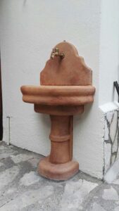 <a href="/prodotti/fontane-a-muro-e-lavelli/fontana-venezia-con-supporto/">fontana a muro Venezia con supporto</a> col. mattone, cod. 03FMVM, località: Leonessa (Rieti) fontana a muro Venezia con supporto col. mattone, cod. 03FMVM, località: Leonessa (Rieti)