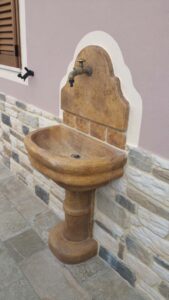 <a href="/prodotti/fontane-a-muro-e-lavelli/fontana-venezia-con-supporto/">fontana a muro Venezia con supporto</a> col. old stone, personalizzata con <a href="/prodotti/pietre-per-rivestimento-e-battiscopa/pietre-murali-umbria/">pietre aggiuntive</a>, località: Prato fontana a muro Venezia con supporto col. old stone, personalizzata con pietre aggiuntive, località: Prato