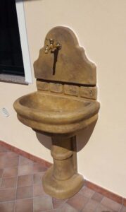 <a href="/prodotti/fontane-a-muro-e-lavelli/fontana-venezia-con-supporto/">fontana a muro Venezia con supporto</a> col. old stone, personalizzata con <a href="/prodotti/pietre-per-rivestimento-e-battiscopa/pietre-murali-umbria/">pietre aggiuntive</a>, località: Strambino (Torino) fontana a muro Venezia con supporto col. old stone, personalizzata con pietre aggiuntive, località: Strambino (Torino)