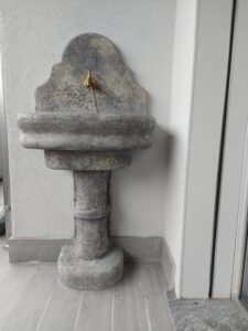 <a href="/prodotti/fontane-a-muro-e-lavelli/fontana-venezia-con-supporto/">fontana a muro Venezia con supporto</a> col. antichizzato, cod. 03FMVAT, con posizione rubinetto personalizzata, località: Arese (Milano) fontana a muro Venezia con supporto col. antichizzato, cod. 03FMVAT, con posizione rubinetto personalizzata, località: Arese (Milano)
