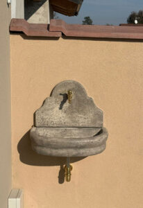 <a href="/prodotti/fontane-a-muro-e-lavelli/fontana-venezia-senza-supporto/">fontana a muro Venezia senza supporto</a> col. antichizzato, cod. 03FMVATS, località: Cavaglia (Biella) fontana a muro Venezia senza supporto col. antichizzato, cod. 03FMVATS, località: Cavaglia (Biella)