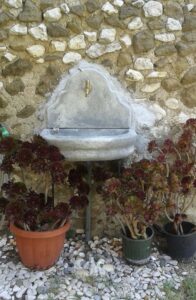 <a href="/prodotti/fontane-a-muro-e-lavelli/fontana-venezia-senza-supporto/">fontana a muro Venezia senza supporto</a> col. antichizzato, cod. 03FMVATS, località: Cori (Latina) fontana a muro Venezia senza supporto col. antichizzato, cod. 03FMVATS, località: Cori (Latina)